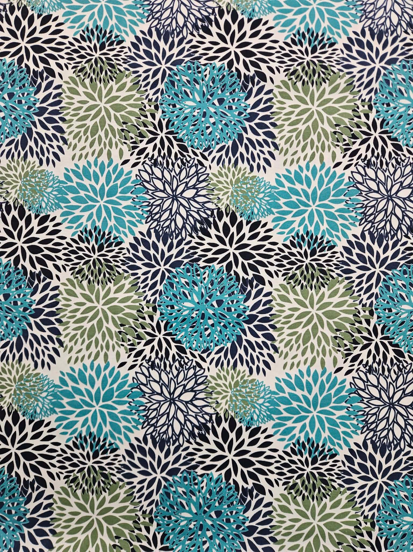 Patio Bloom
Patio Bloom is a versatile outdoor fabric designed for creating and recovering patio furniture cushions and outdoor throw pillows.&nbsp;
100% Polyester
60"